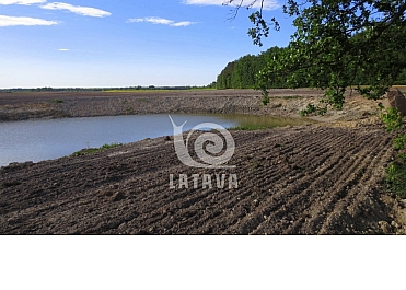 Sklypas ūkininko sodybai su vandens telkiniu