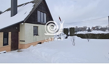 Tvarkingas, jaukus ir prižiūrėtas namas Klausučiuose su vaizdu į tvenkinį